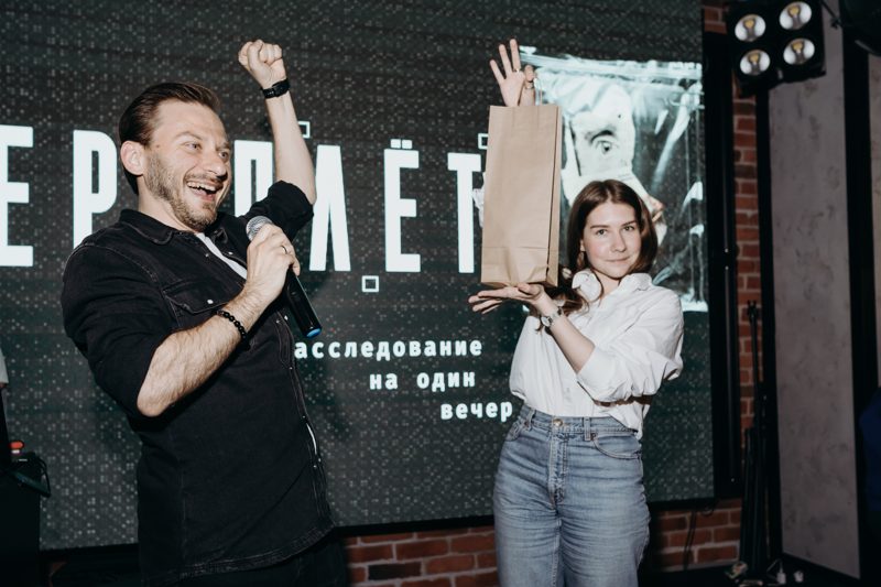 Ведущий разбирает ответы и вручает приз