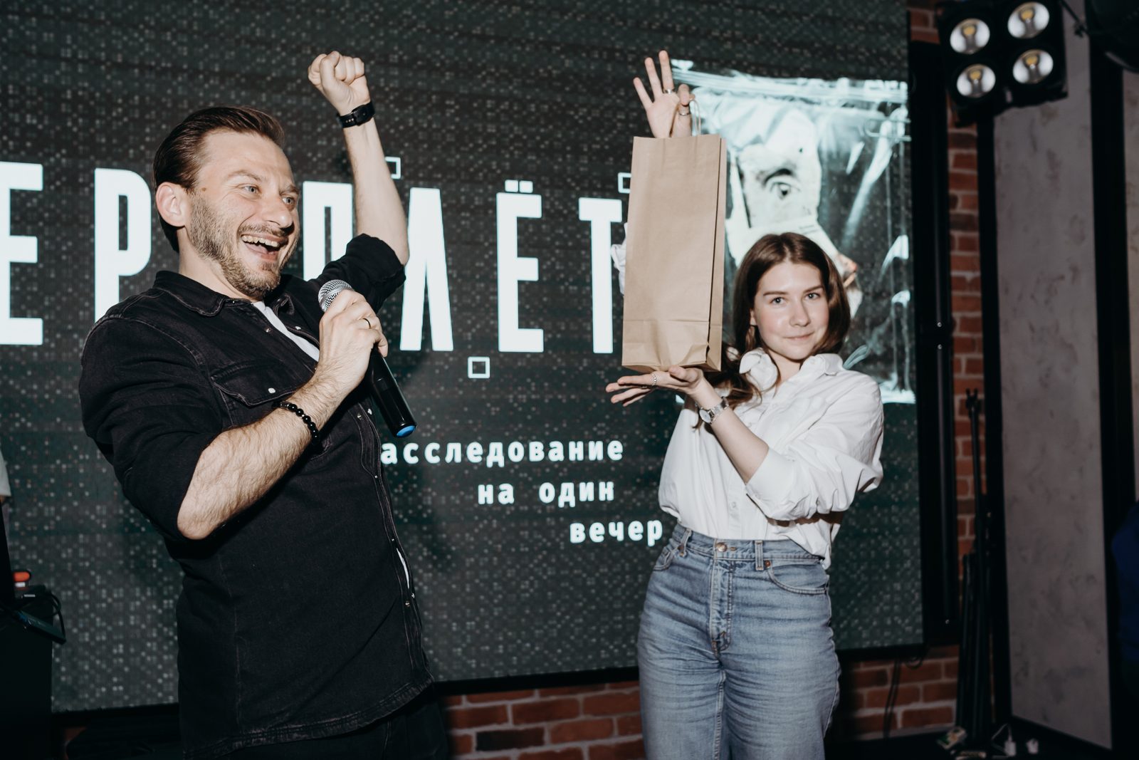 Ведущий разбирает ответы и вручает приз