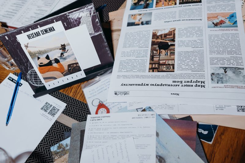 Газета, письмо, фотография и улики на столе